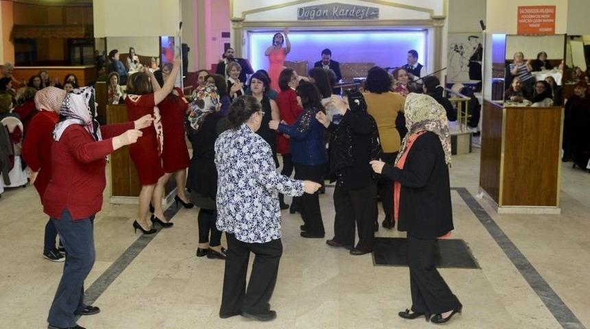 Maltepeli Kadınlar G&ouml;n&uuml;llerince Eğlendi