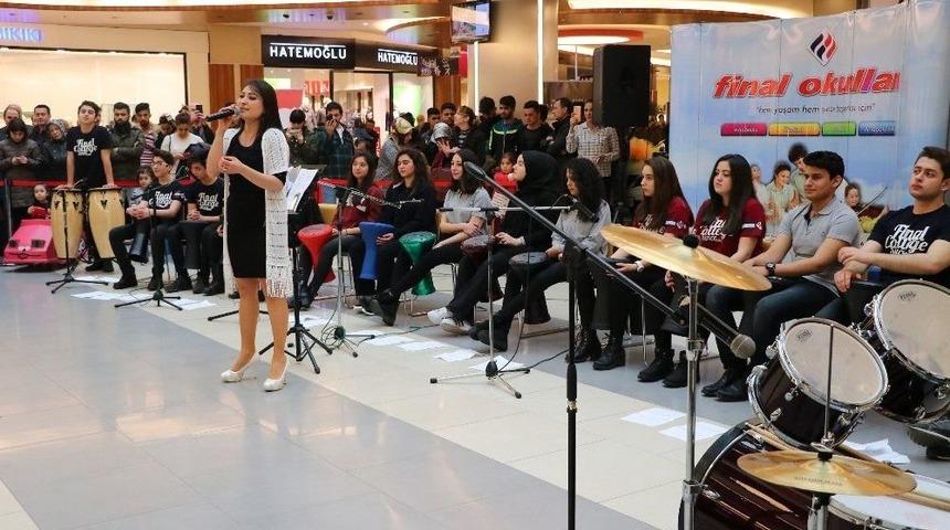 &Ouml;ğrencilerden M&uuml;zik Dinletisi