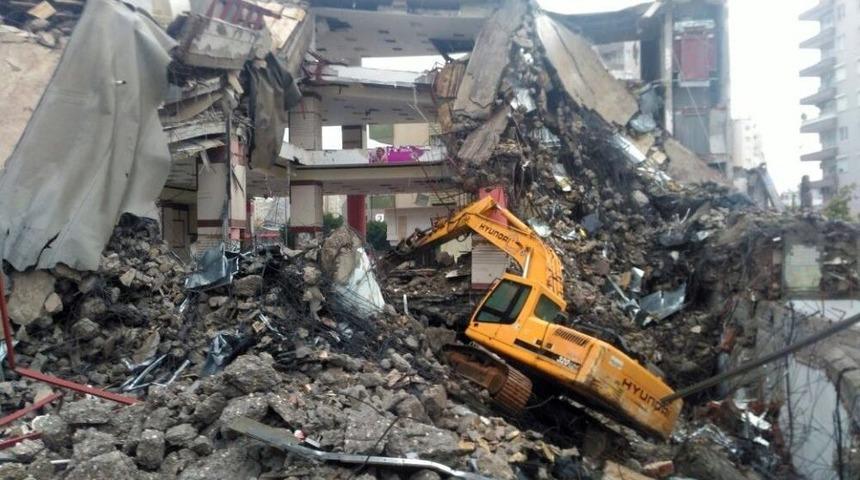 Yıkımı Devam Eden 4 Katlı Binada G&ouml;&ccedil;&uuml;k