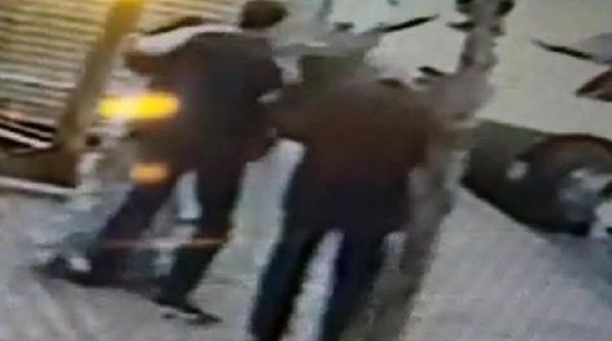 Diyarbakır'da Cadde Ortasında Silahlı Saldırıda &Ouml;ld&uuml;r&uuml;ld&uuml;