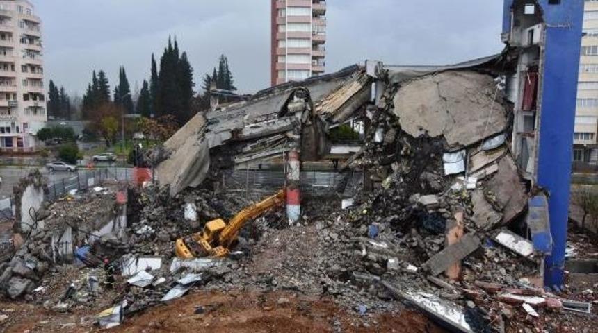 Yıkımına Başlanılan Bina Yağmur Nedeniyle &Ccedil;&ouml;kt&uuml;