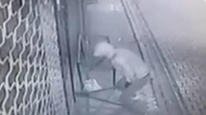 Hırsızlar, Demir Kesme Makasıyla Market Soydu