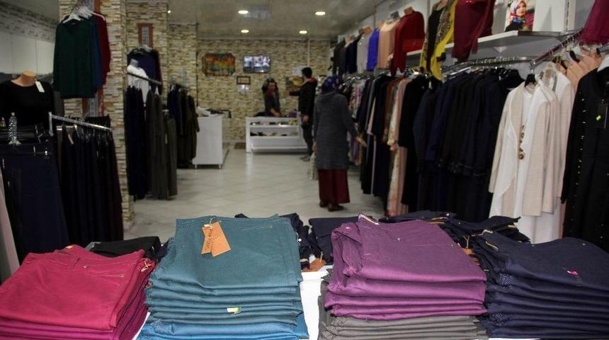 M&uuml;şteri Olarak Geldiği Mağazadan &Uuml;r&uuml;n &Ccedil;aldı