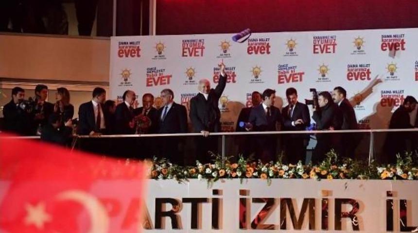 Başbakan Yıldırım'dan İzmir'de Balkon Konuşması