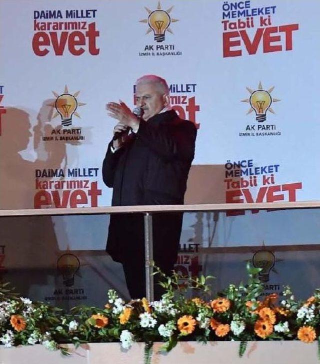 Başbakan Yıldırım'dan İzmir'de Balkon Konuşması