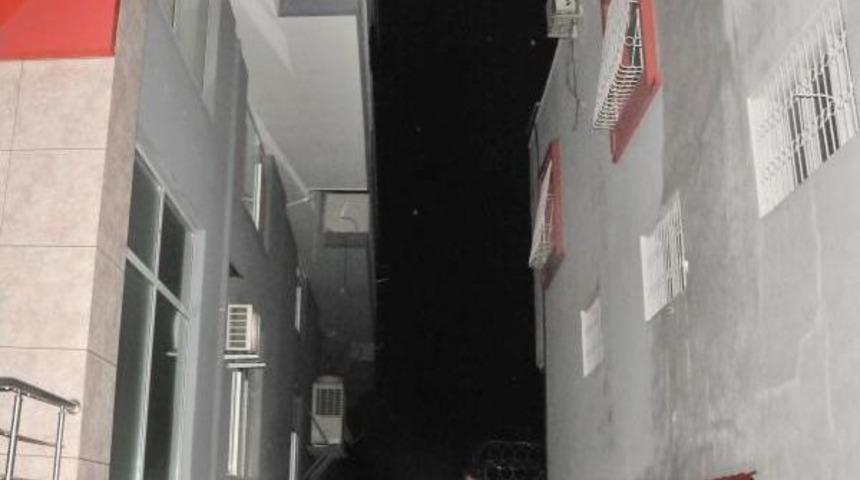 Balkondan D&uuml;şen Gen&ccedil; Kız, Ağır Yaralandı