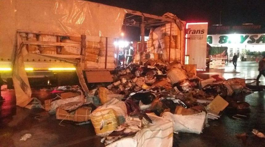 Tekstil Malzemesi Y&uuml;kl&uuml; Tır Yandı