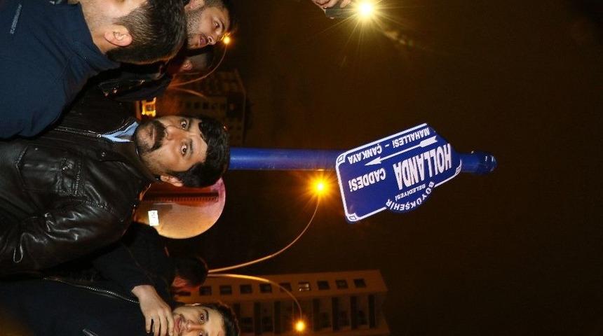 Protestocular Hollanda Caddesi Tabelasını S&ouml;kt&uuml;