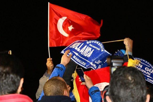 Protestocular Hollanda Caddesi Tabelasını Söktü