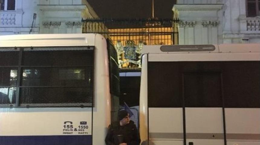 Hollanda Başkonsolosluğu &Ouml;n&uuml;nde Toplanan Kalabalık Dağıldı