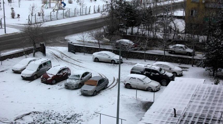 Erzurum G&uuml;ne Karla Uyandı