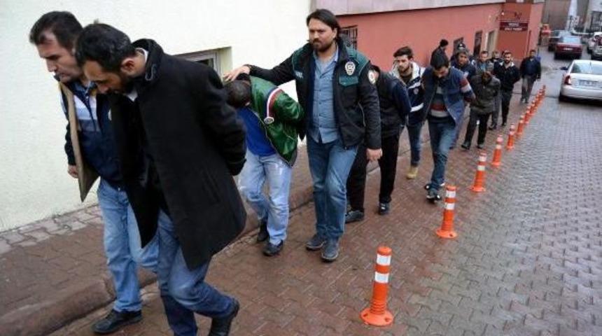 Uyuşturucu Sattıkları Iddiasıyla 10 Kişi Tutuklandı