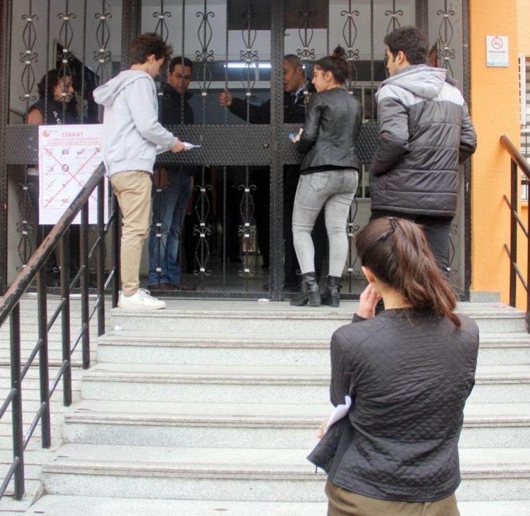 Ygs&rsquo;ye Ge&ccedil; Kalan Gen&ccedil; Kız G&ouml;zyaşlarına Boğuldu