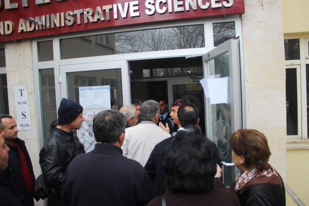 Sınava Ge&ccedil; Kaldılar, Kapıları Tekmelediler