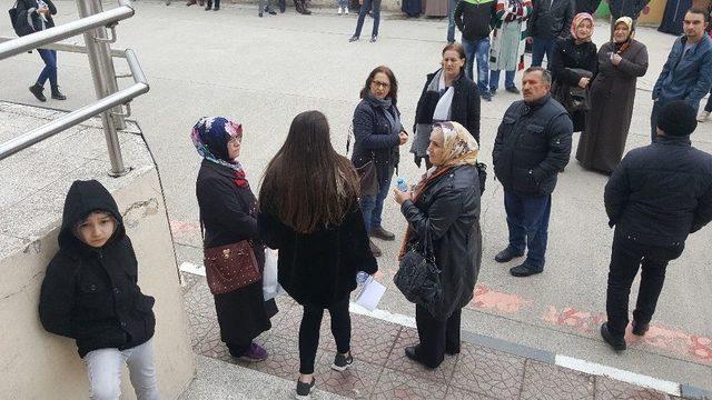 Sınava Geç Kalan Öğrenciler Alınmadı, Veliler Tepki Gösterdi