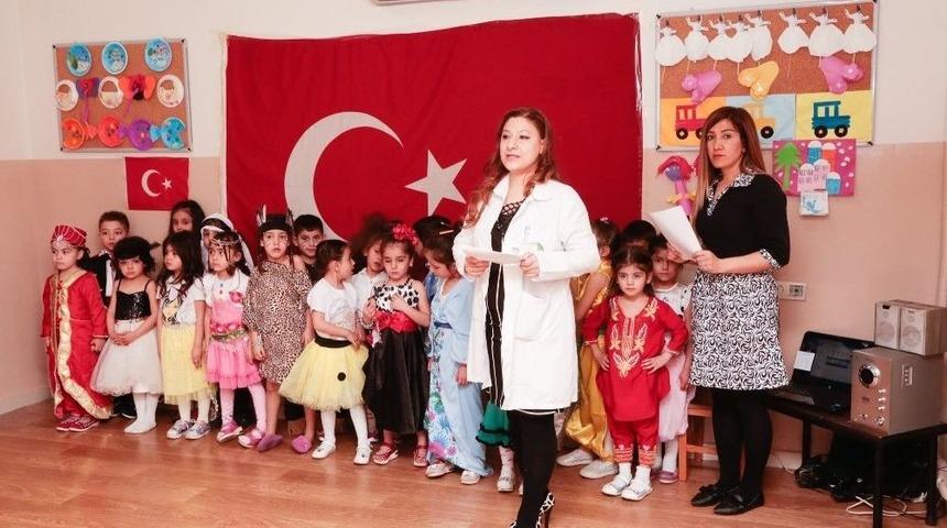 Miniklerden Evrensel İstiklal Marşı G&ouml;sterisi