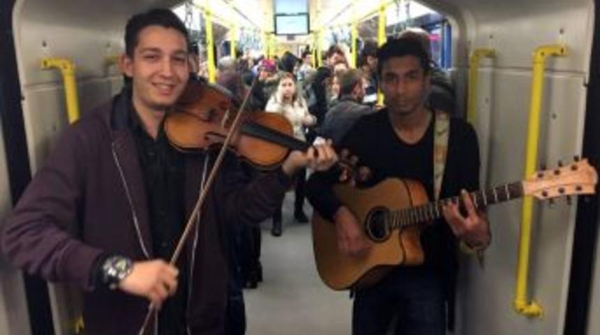 Bursa Metrosuyla Sınava Giden &Ouml;ğrencilere Konser S&uuml;rprizi