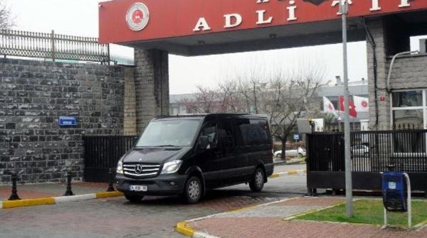 D&uuml;şen Helikopterde Hayatını Kaybedenlerin Yakınları Adli Tıp Kurmu'nda