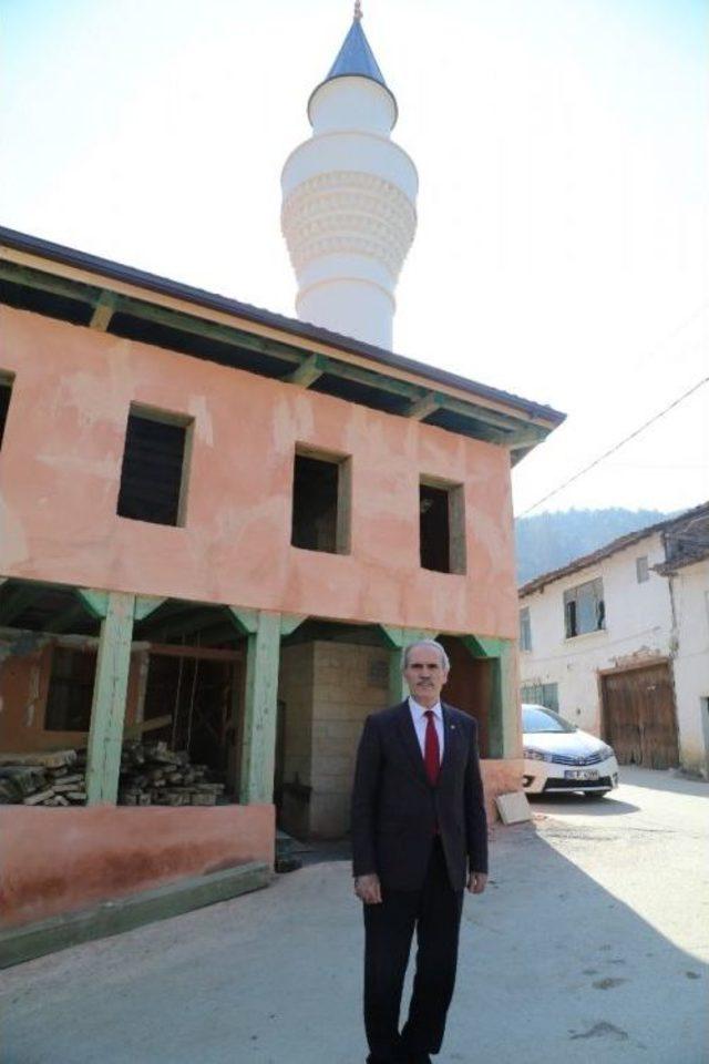 Tarihî Ahşap Cami Küllerinden Yeniden Doğuyor