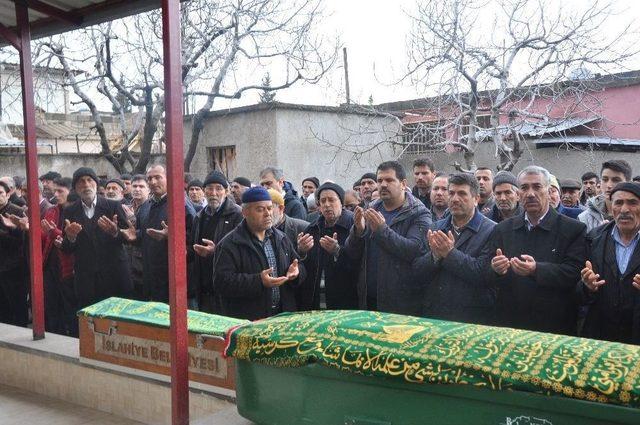 Sobadan Sızan Gazdan Zehirlenen Baba Oğul Yan Yana Defnedildi