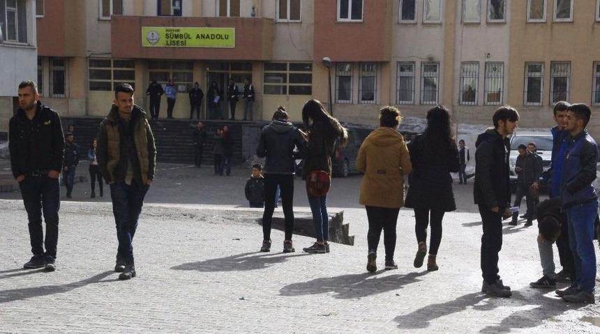 Hakkari&rsquo;de Sınava Ge&ccedil; Kalan 4 &Ouml;ğrenci İ&ccedil;eri Alınmadı
