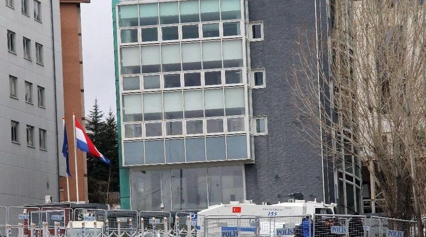 Hollanda B&uuml;y&uuml;kel&ccedil;iliği &Ouml;n&uuml;ndeki G&uuml;venlik En &Uuml;st Seviyede