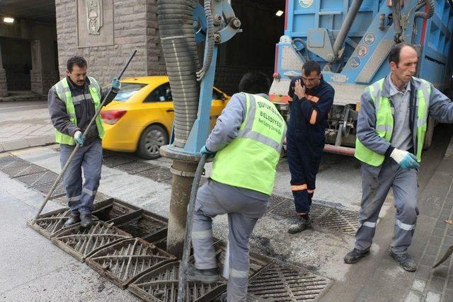 Başkent’in Temizlik Ve Bakım Ekipleri 7/24 Görevde