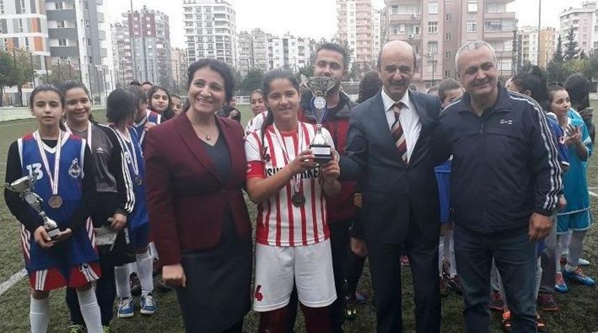 Karataşlı Kız Futbolcular Adana &Uuml;&ccedil;&uuml;nc&uuml;s&uuml; Oldu