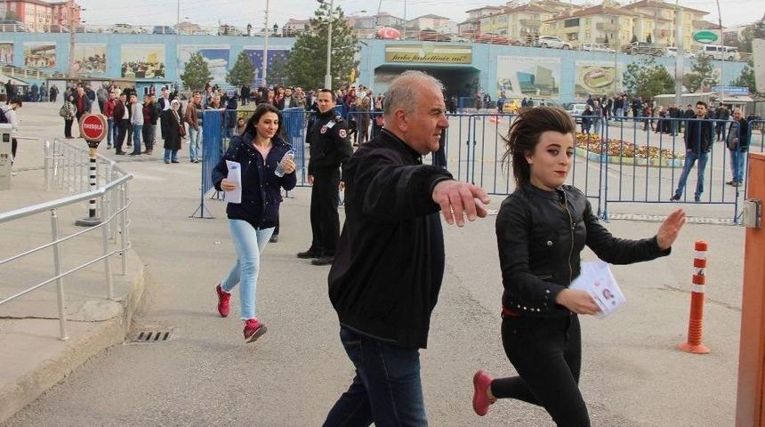 Koşarak Geldiler, 1 Dakika İle Giremediler