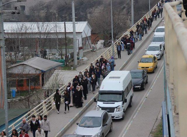 Koşarak Geldiler, 1 Dakika İle Giremediler