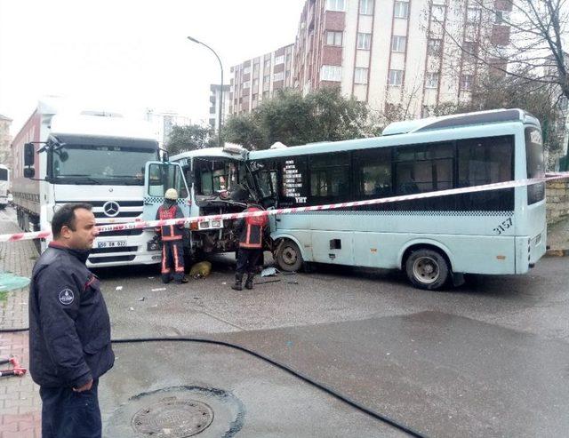 Kartalda İki Yolcu Minibüsü Kafa Kafaya Çarpıştı: Yaralılar Var