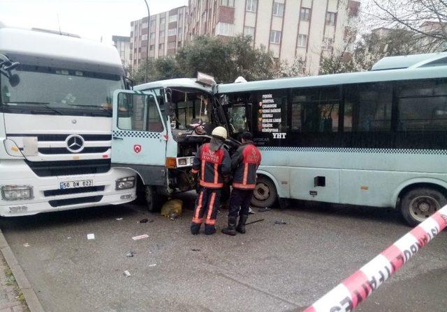 Kartalda İki Yolcu Minibüsü Kafa Kafaya Çarpıştı: Yaralılar Var