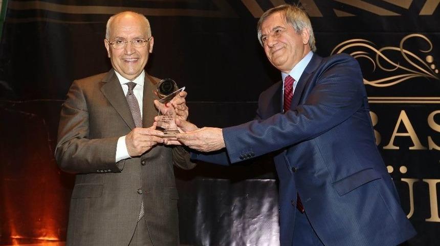 Başkon&rsquo;dan Yenimahalle Belediye Başkanı Yaşar&rsquo;a &Ouml;d&uuml;l