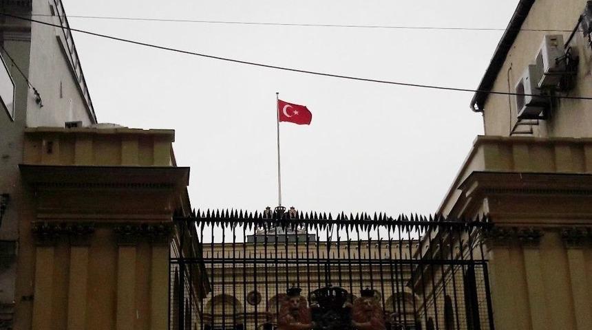 Hollanda Başkonsolosluğuna T&uuml;rk Bayrağı Asıldı