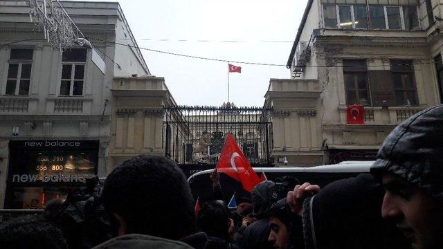 Hollanda Başkonsolosluğuna Türk Bayrağı Asıldı