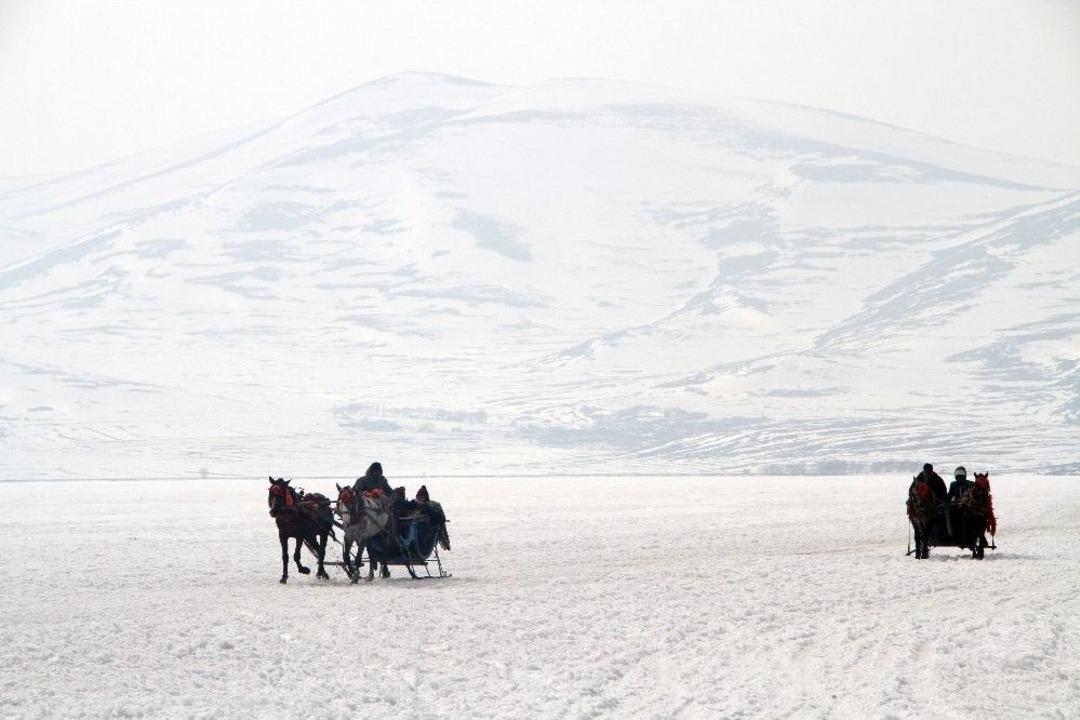 &Ccedil;ıldır G&ouml;l&uuml;&rsquo;nde Atlı Kızak Keyfi Devam Ediyor