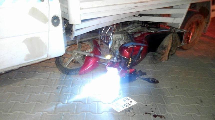 Motosikletiyle Kamyonetin Altına Girdi