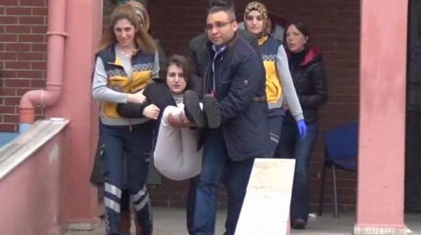 Sınavda Rahatsızlanan Ecenur Hastaneye B&ouml;yle Kaldırıldı