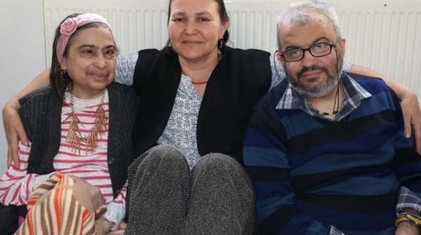 Eşinin 2 Engelli Kardeşine &Ouml;zenle Bakıyor