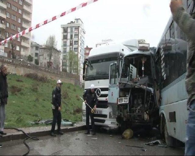 Kartal'da Iki Minibüs Çarpıştı: 7 Yaralı (2)