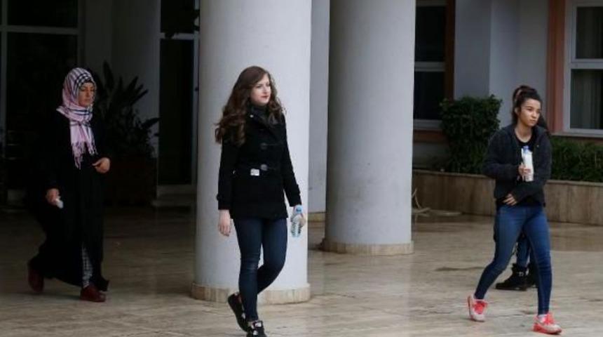 Öğrenciler Içerde, Veliler Dışarda Ter Döktü