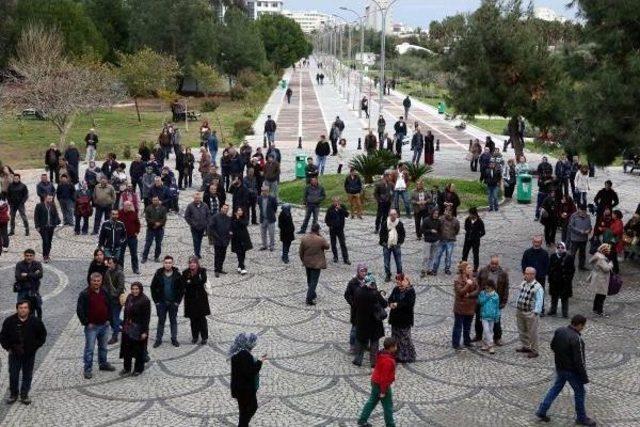 Öğrenciler Içerde, Veliler Dışarda Ter Döktü