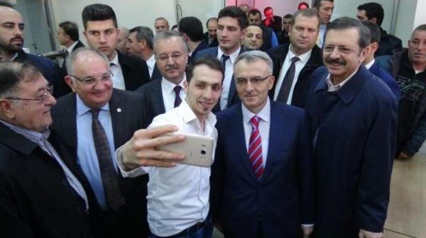 Bakan Ağbal, Kapıkule'de Tır Şof&ouml;rlerinin Şikayetlerini Dinledi