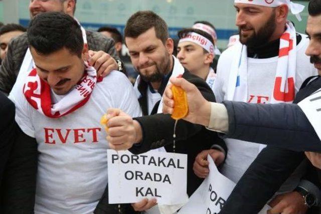 Hollanda'yı Portakal Sıkarak Protesto Ettiler