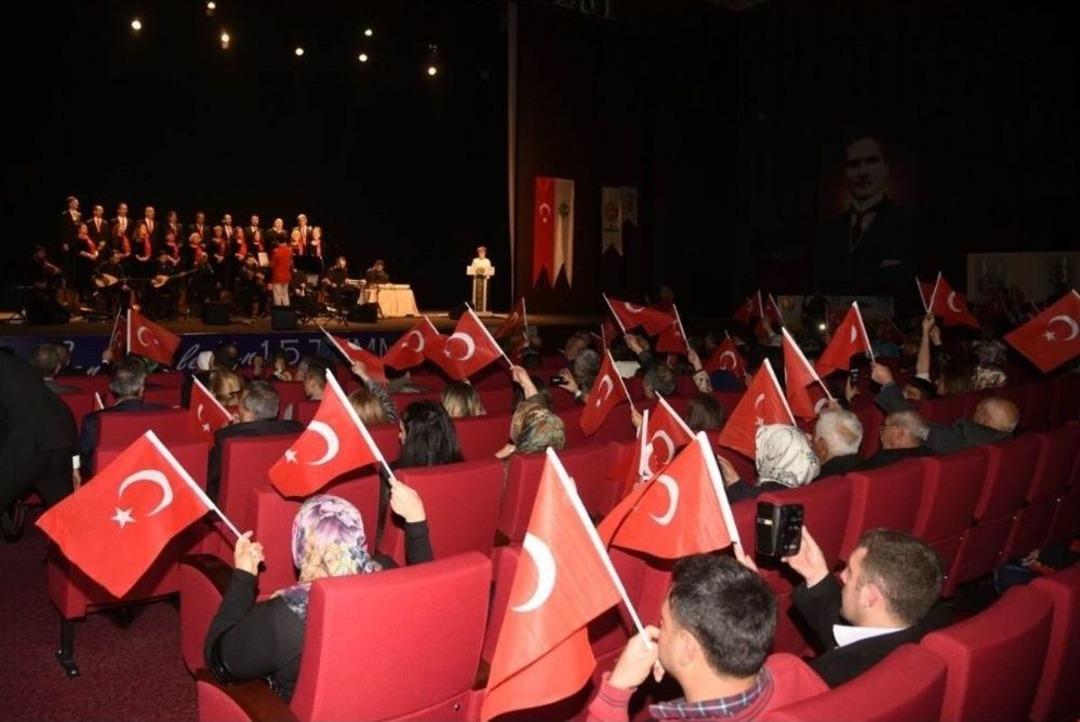 "&ccedil;anakkale&rsquo;den 15 Temmuz&rsquo;a T&uuml;rk&rsquo;&uuml;n Vatan T&uuml;rk&uuml;s&uuml;" Ayakta Alkışlandı