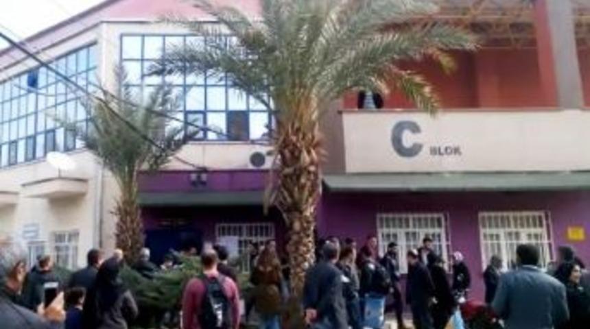 Şanlıurfa&rsquo;da Ge&ccedil; Kalan &Ouml;ğrenciler Sınava Alınmayınca Okulun Pencere Ve Kapılarına Zarar Verdi