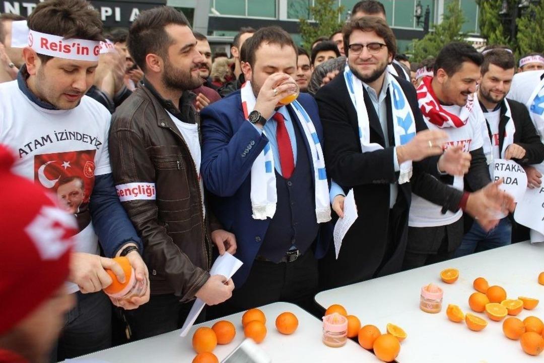 Hollanda&rsquo;daki Bakan Engeline Portakal Sıkma Eylemi