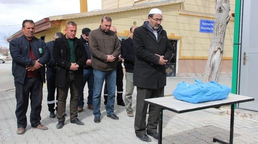 Balkonda &Ouml;l&uuml; Bulunan Bebek Kimsesizler Mezarlığına G&ouml;m&uuml;ld&uuml;