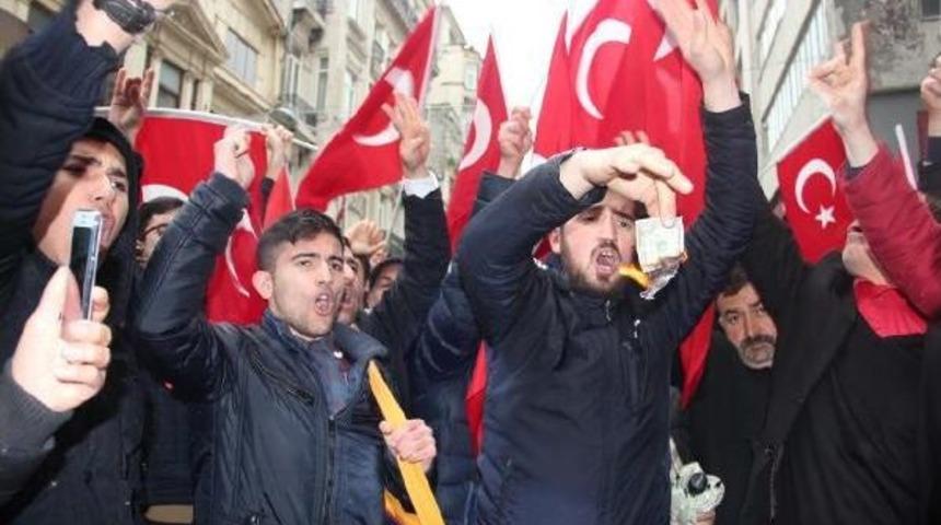 Hollanda Başkonsolosluğu'nda Protestolar S&uuml;r&uuml;yor