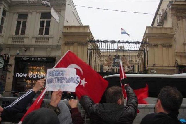 Hollanda Başkonsolosluğu'nda Protestolar Sürüyor